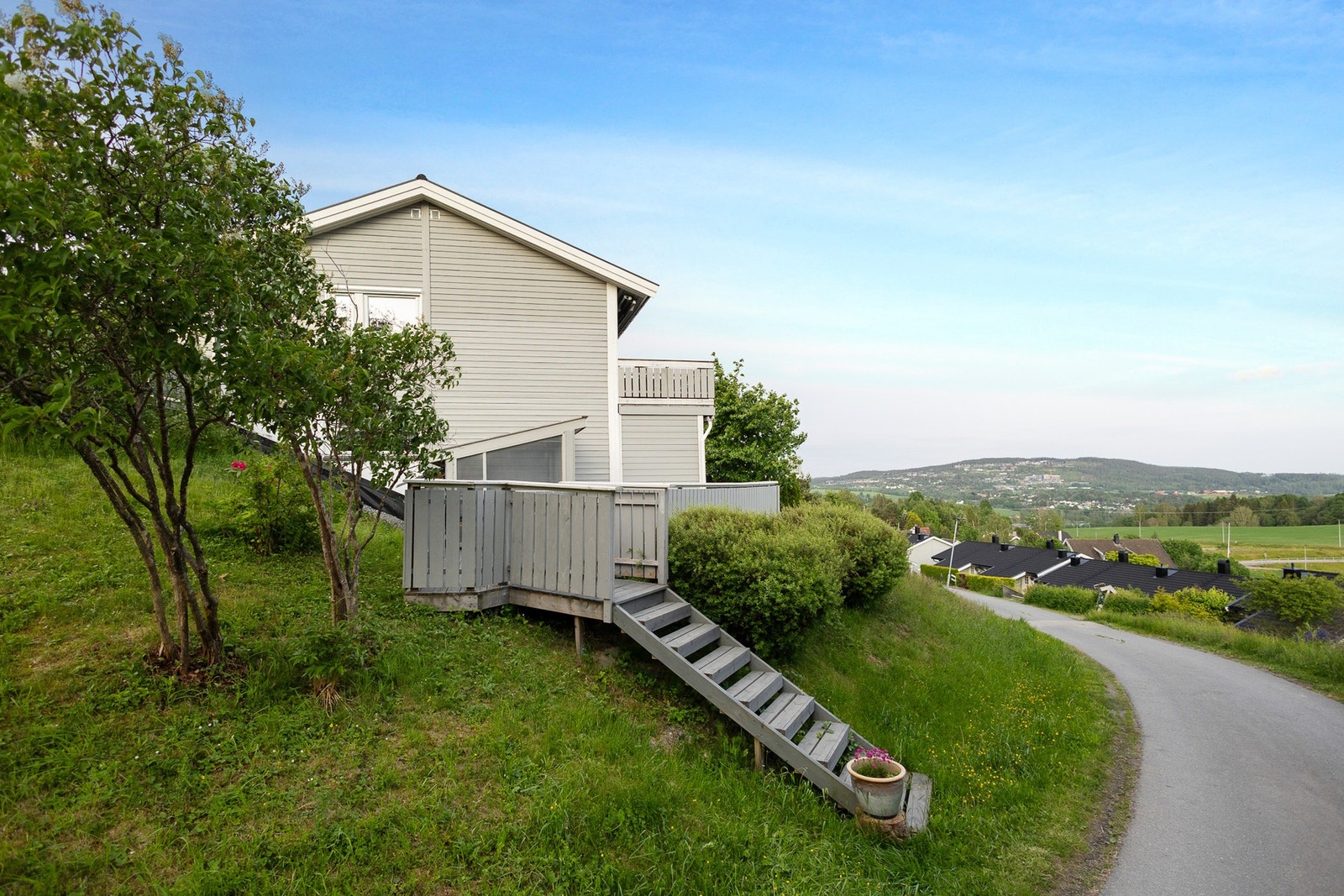 Boligen disponerer også egen garasjeplass i felles garasjerekke! Galleribilde