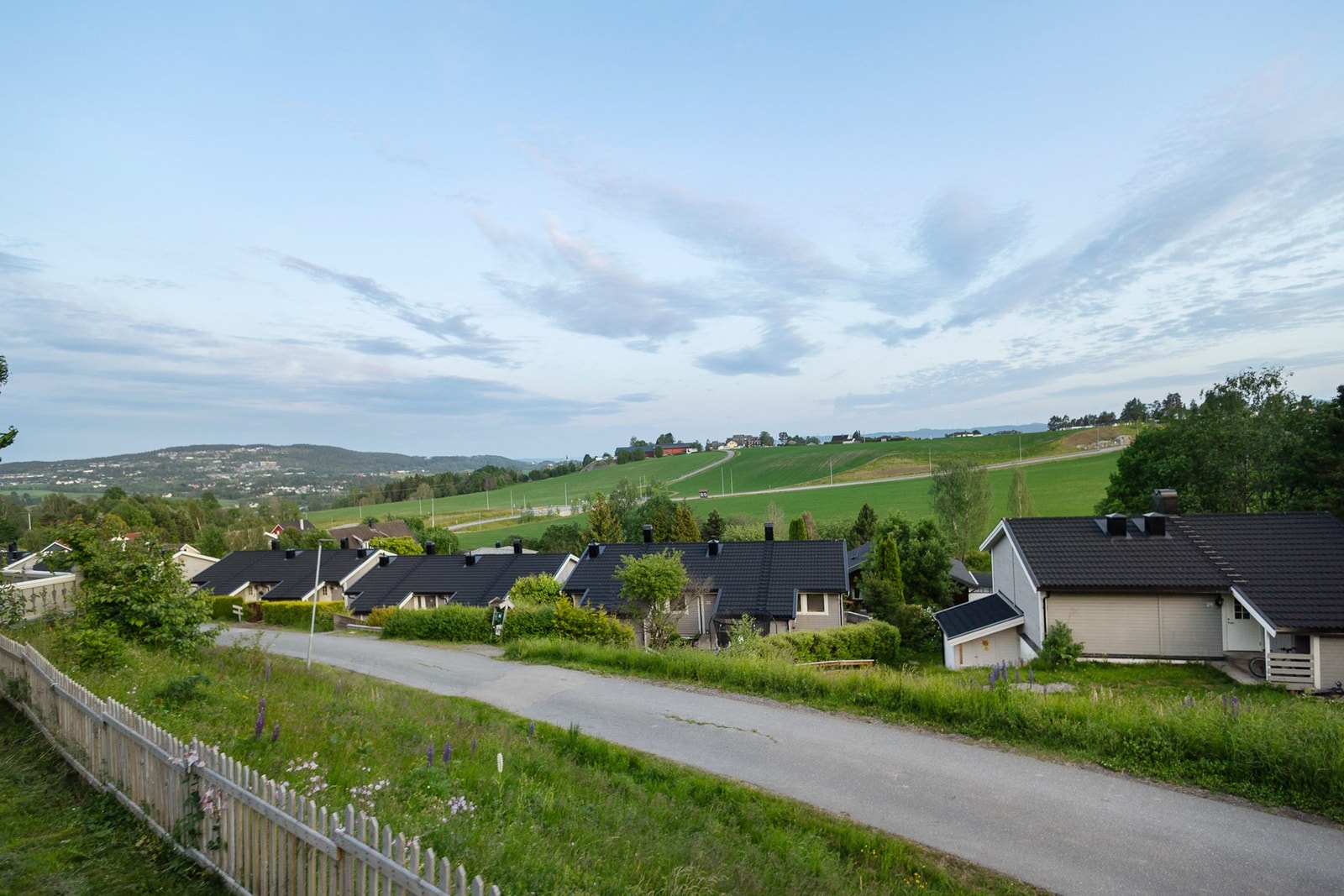 Boligen, uteområdet og nærområdet byr på flere flotte steder hvor du virkelig kan nyte tiden sammen med familie og venner! Galleribilde