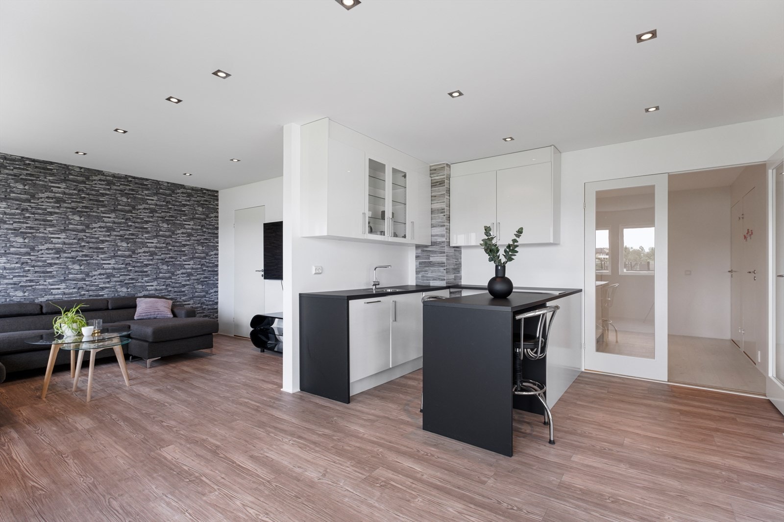 Det er tillaget et koselig kjøkken i underetasjen. Kjøkkenet har overskap og underskap, kjøkkenøy/ halvøy, benkeplate av laminat, vask og liten
platetopp. Galleribilde