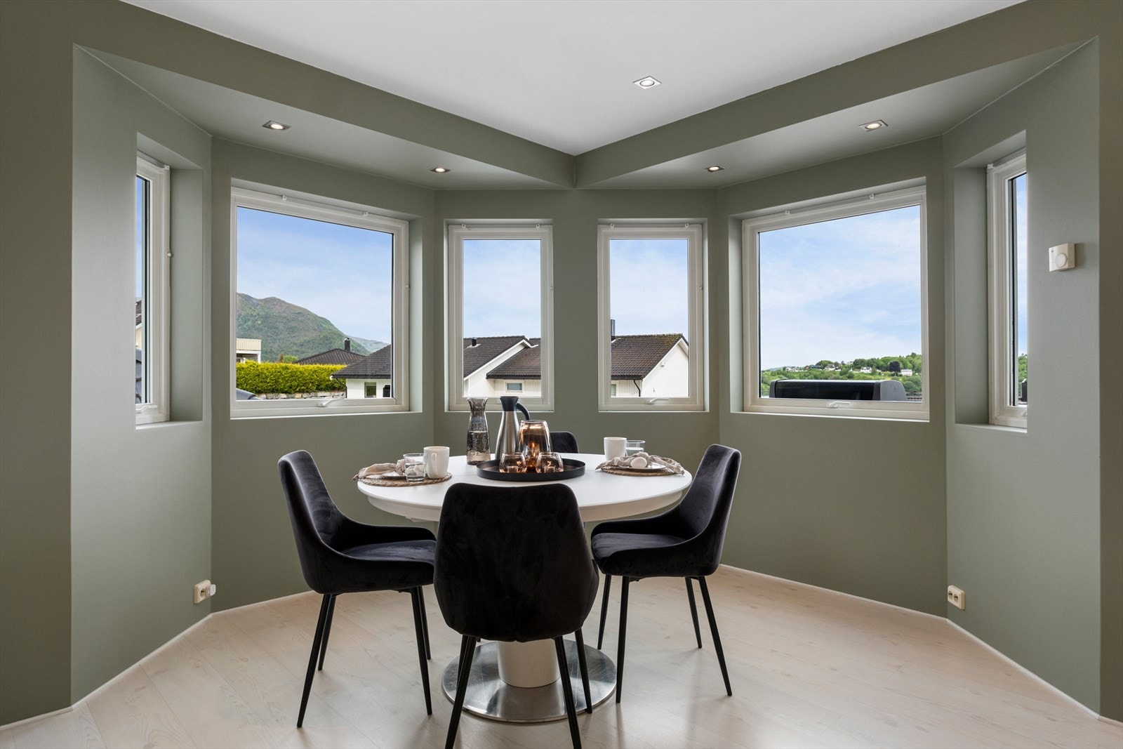 Også en fin plass til et frokostbord på kjøkkenet Galleribilde