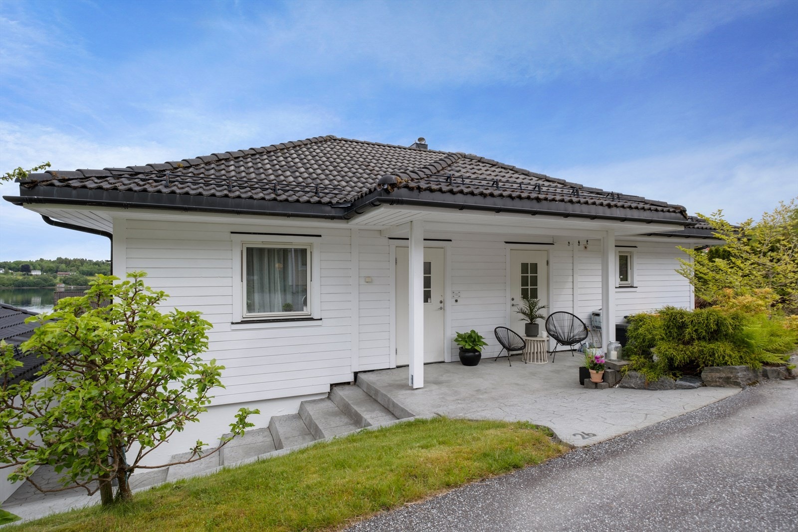 Innholdsrik enebolig i flotte omgivelser. Velkommen inn! Galleribilde