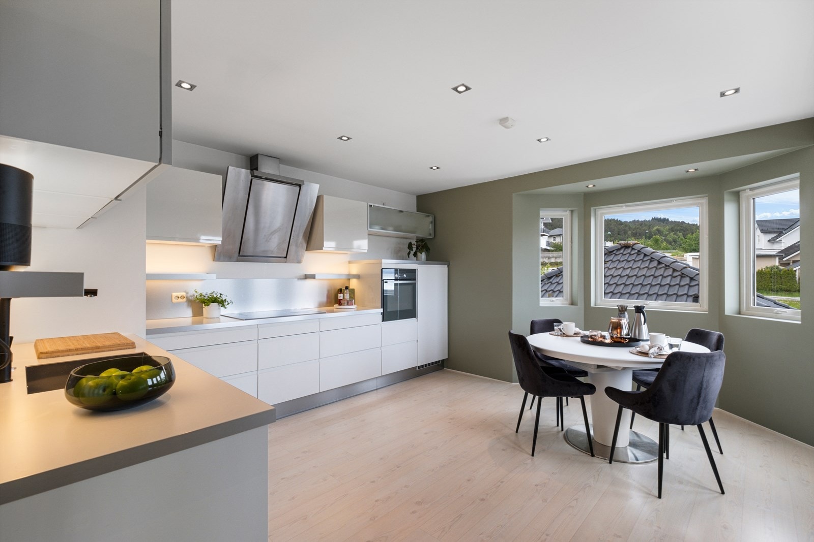 Moderne kjøkken med overskap, underskap og høyskap. Benkeplate av laminat. Det er fin belysning under
overskap. Her er integrert oppvaskmaskin, vask, platetopp, stekeovn, kjøleskap og
fryser. Galleribilde