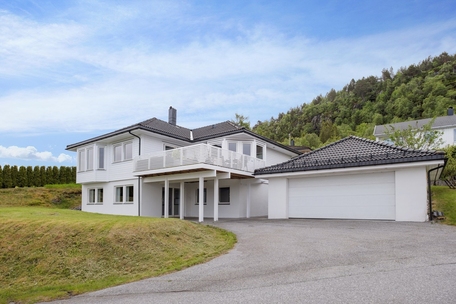 Fasade og garasje Galleribilde