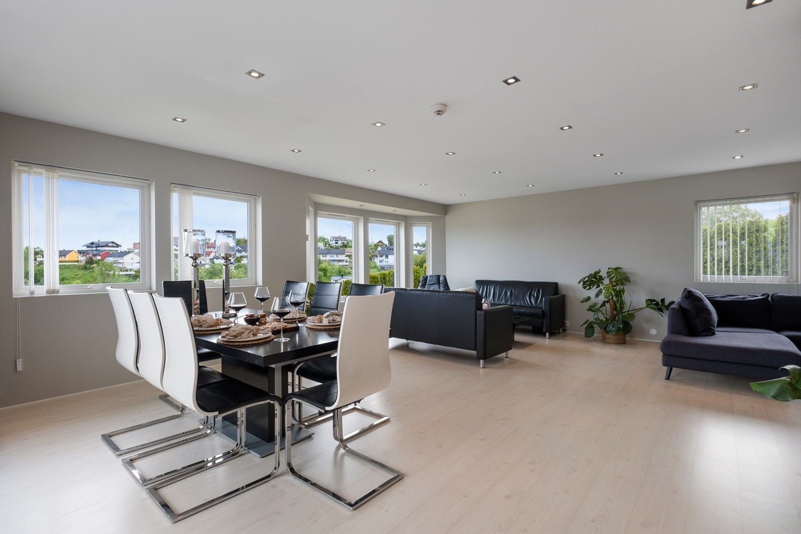 Stuen er romslig og har store vindusflater som gir mye naturlig lys inn i boligen Galleribilde