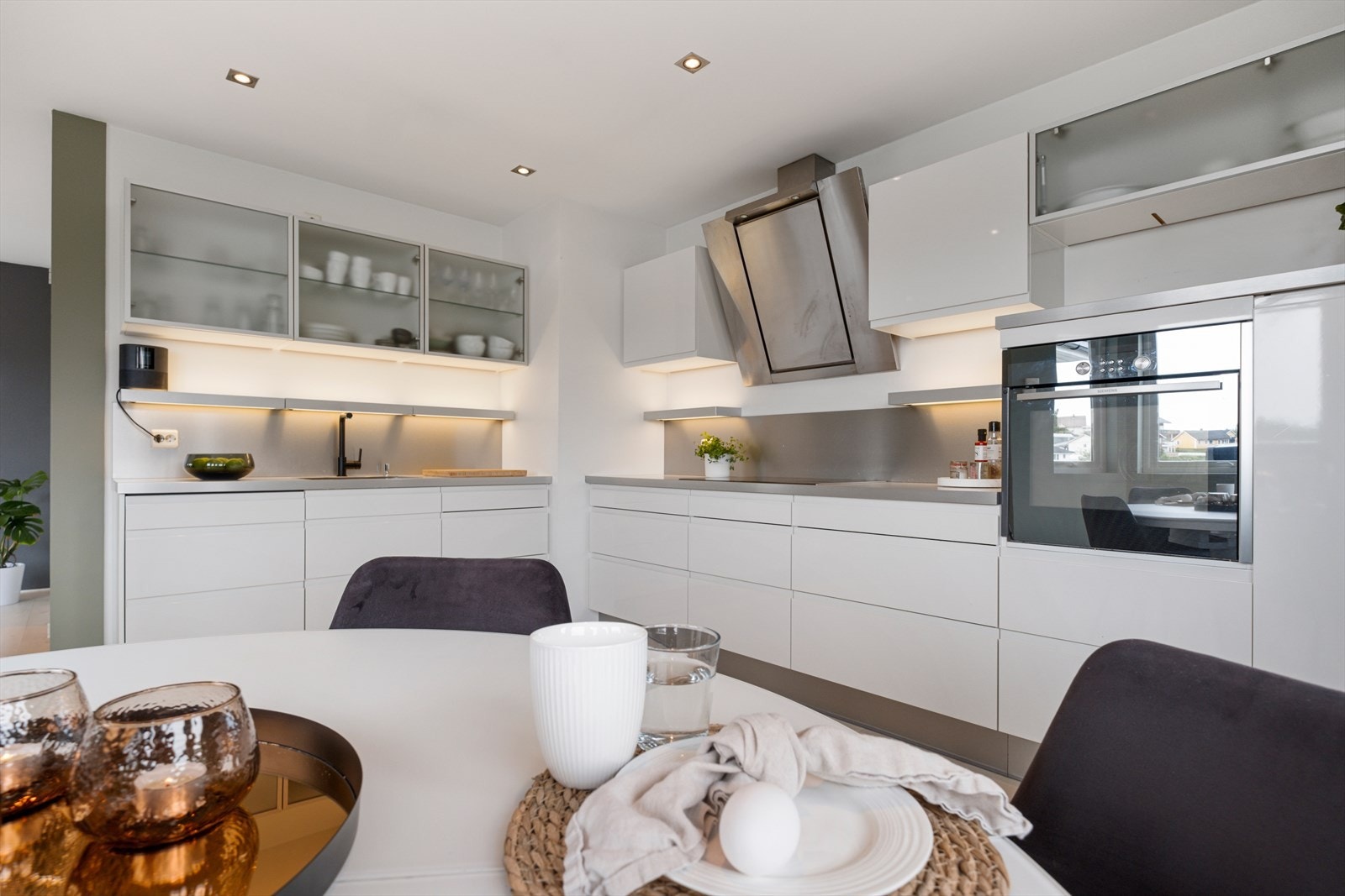 Kjøkkenet har mye skapplass og skuffer Galleribilde