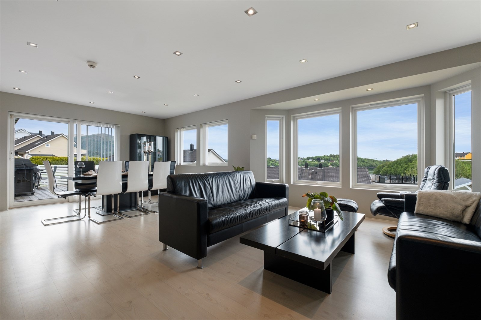 Fra stuen er det utgang til en stor veranda Galleribilde