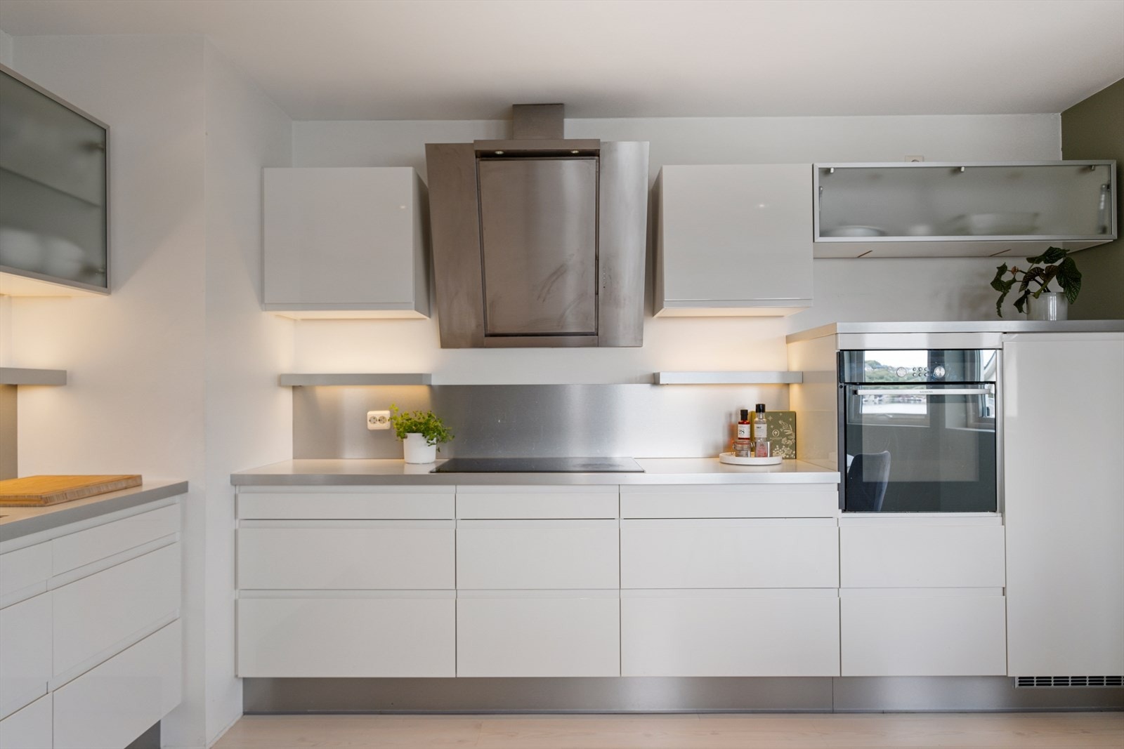 Det er kjøkkenventilator med avtrekk ut. Galleribilde