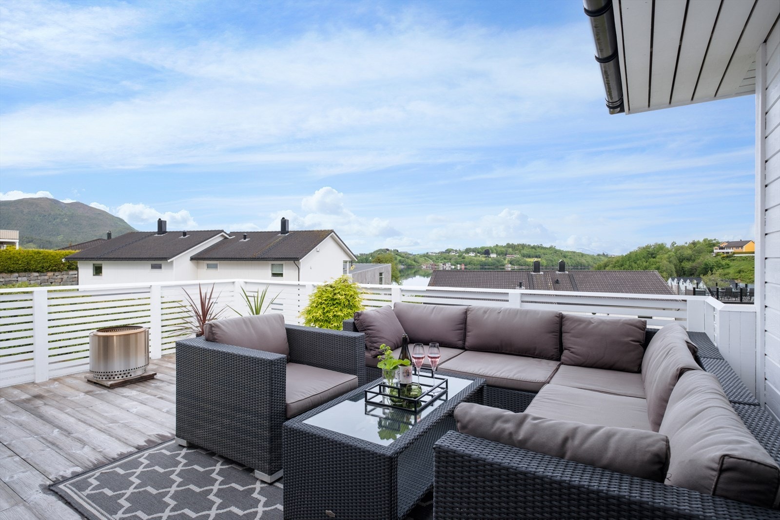 Herfra kan man nyte både utsikten og en fantastisk ettermiddag- og kveldssol Galleribilde