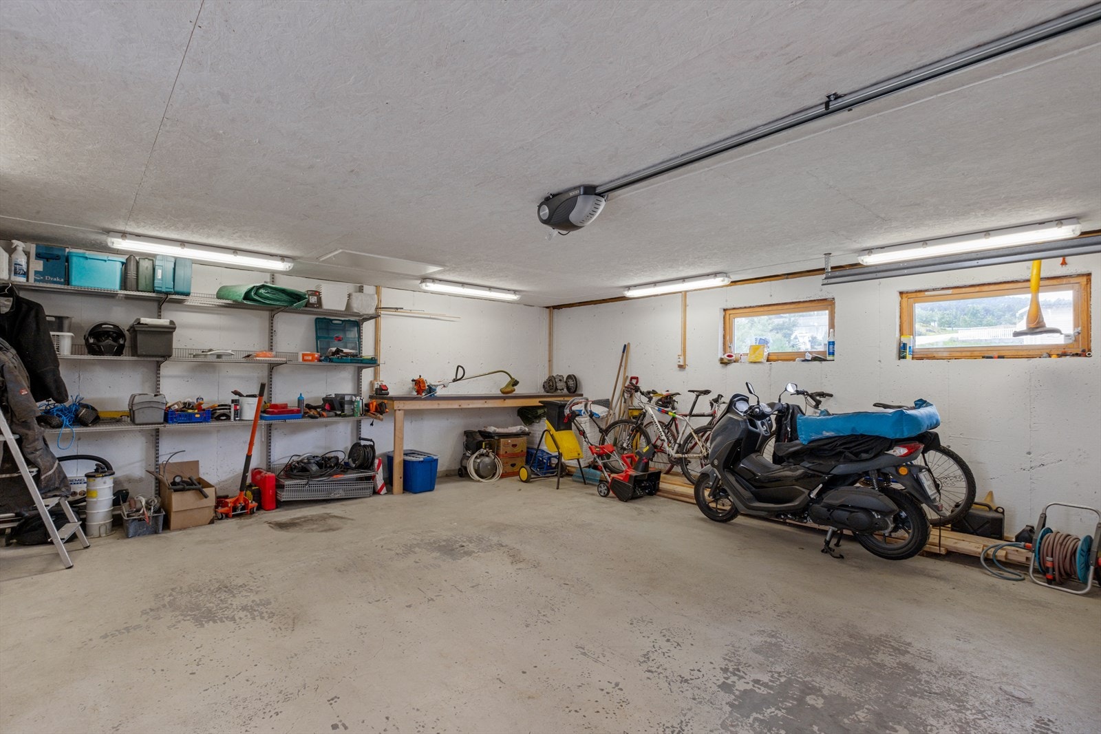 Romslig garasje Galleribilde