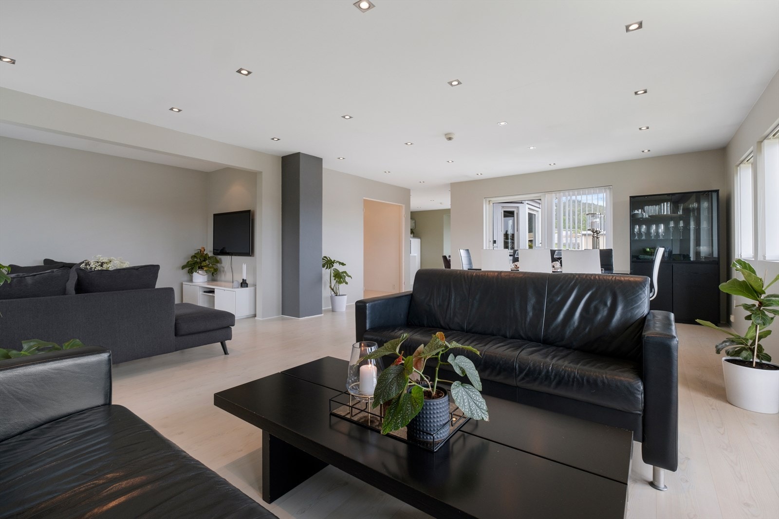 Stor stue med plass til flere sittegrupper. Galleribilde