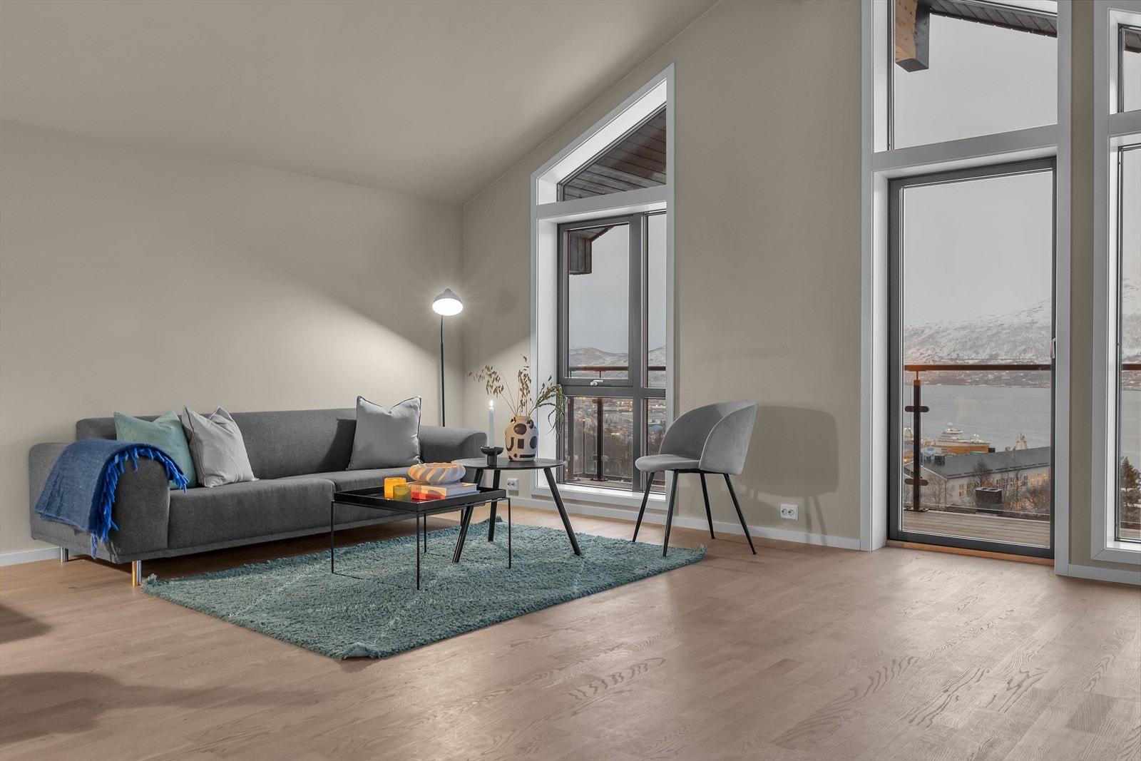 Fremre del av stuen med store vindusflater og fantastisk utsikt! Galleribilde