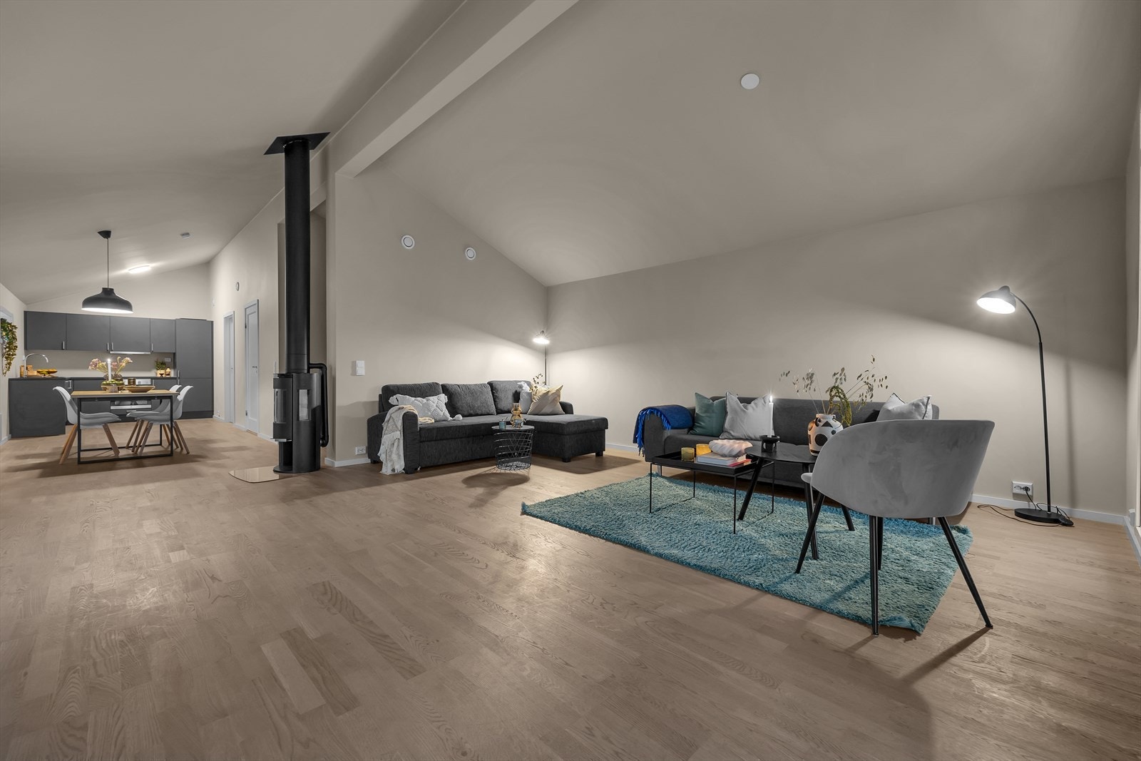 Stuen er stor og med god takhøyde Galleribilde