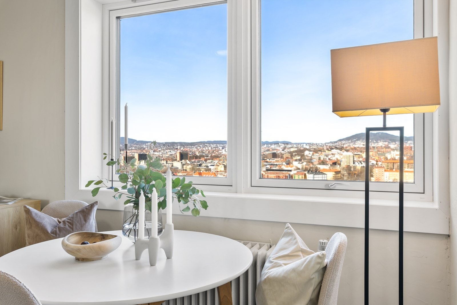 Dette er en lys og hyggelig 1-roms selveierleilighet med attraktiv beliggenhet og fantastisk utsikt! Galleribilde