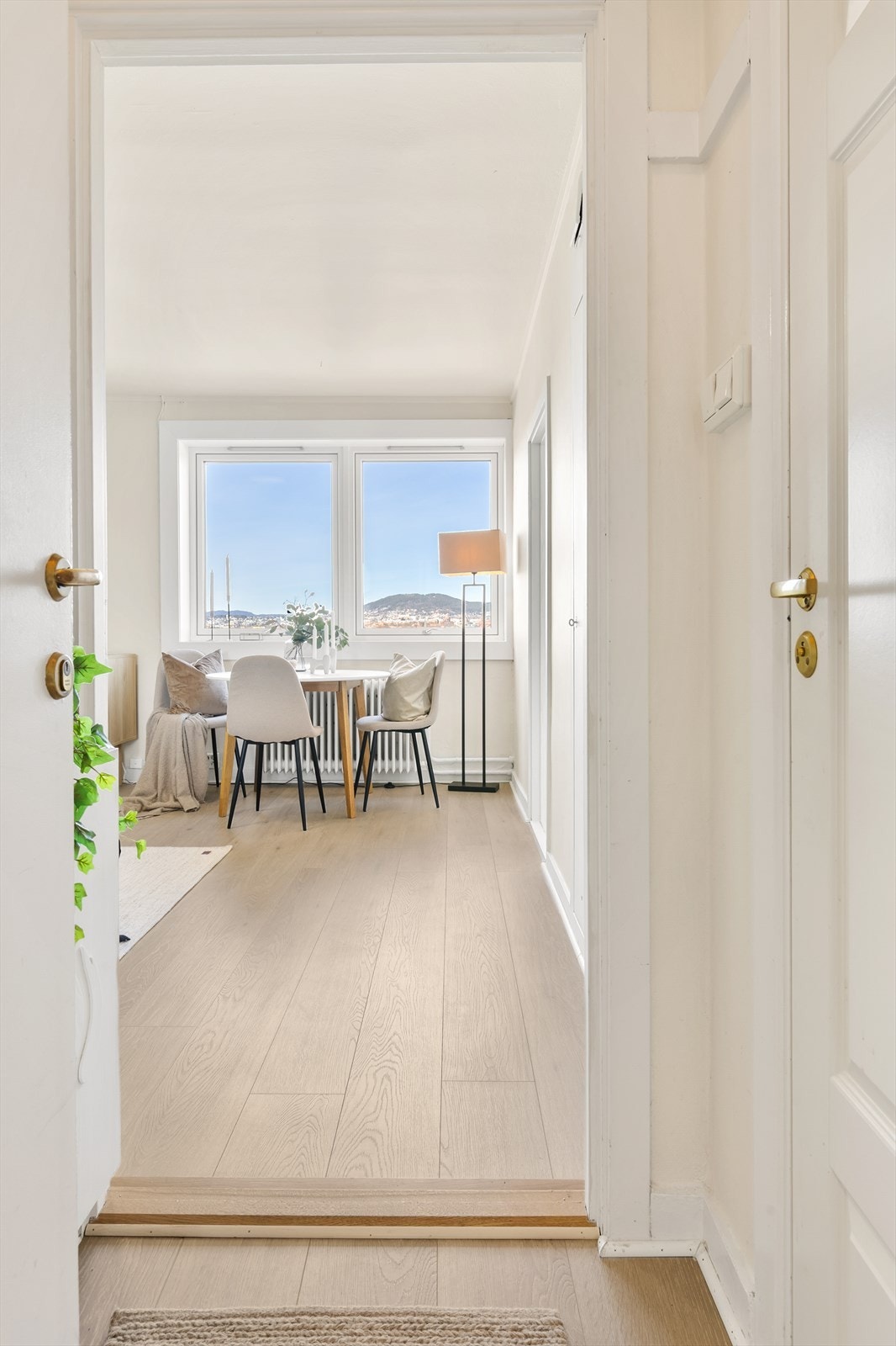 Når du kommer inn i leiligheten blir du raskt dratt mot den spektakulære utsikten! Galleribilde