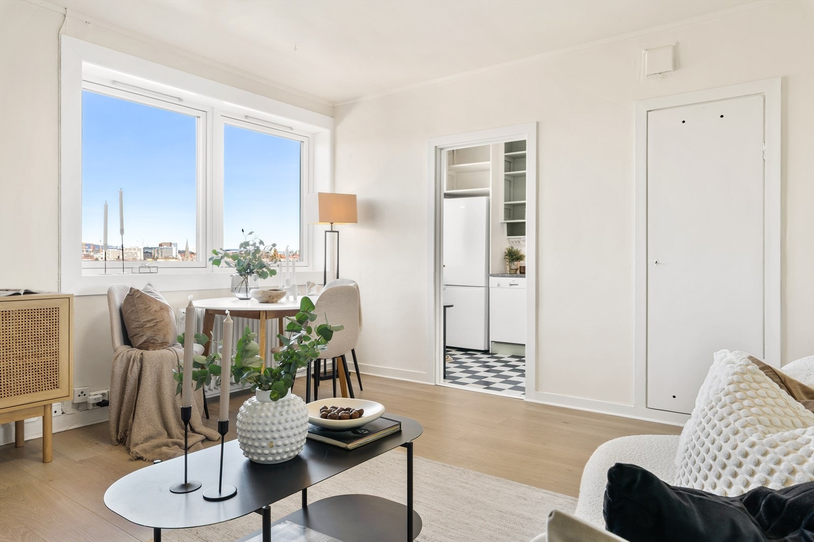 Stuen er enkel å innrede med sofa/sovesofa og spisebord. Galleribilde