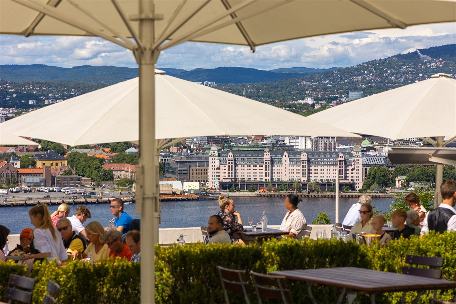 Det er kort vei til Ekebergrestauranten med sin nydelige uteservering og utsikt. Galleribilde