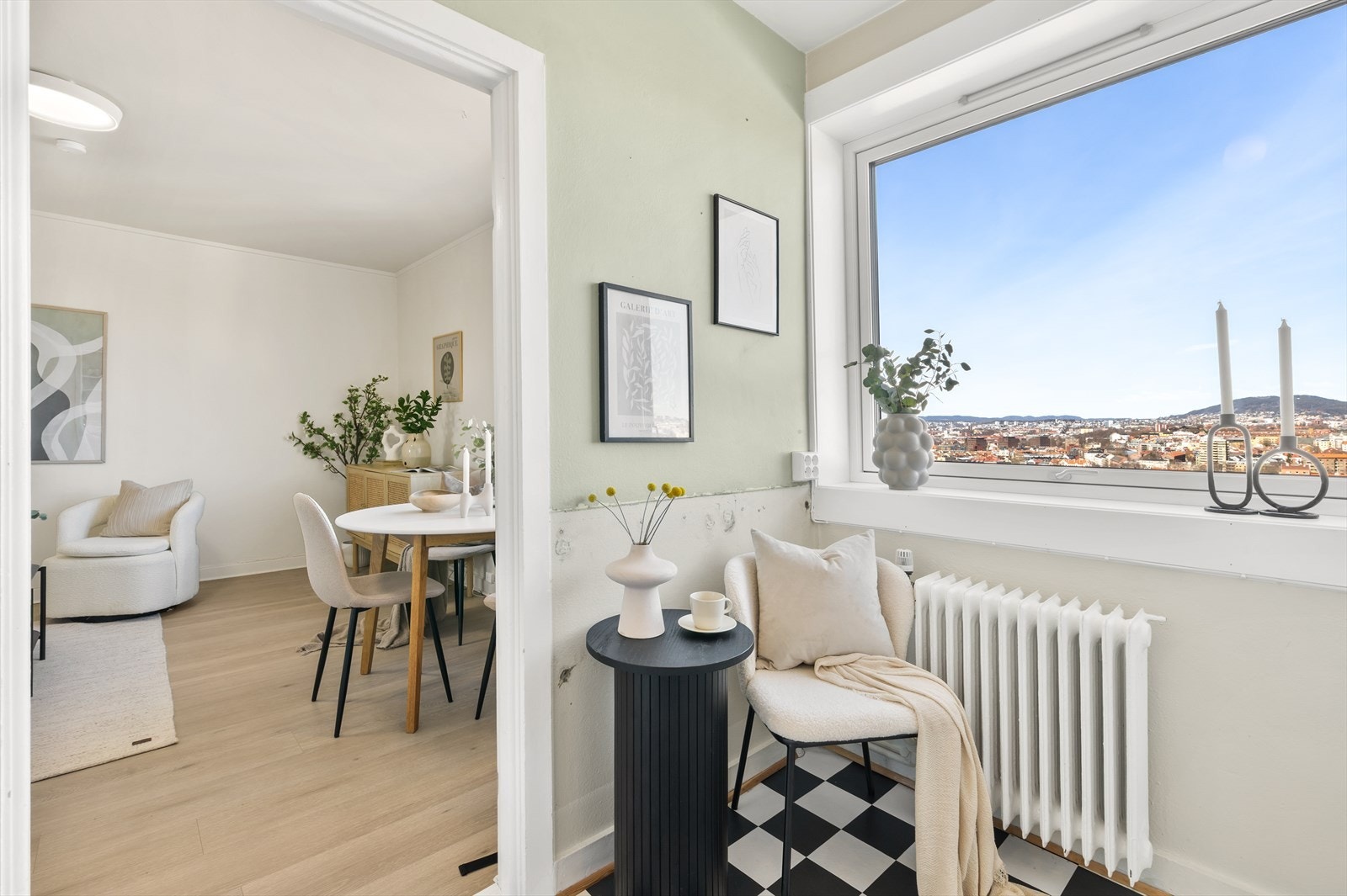 Det er plass til å lage til en liten frokostkrok på kjøkkenet. Galleribilde