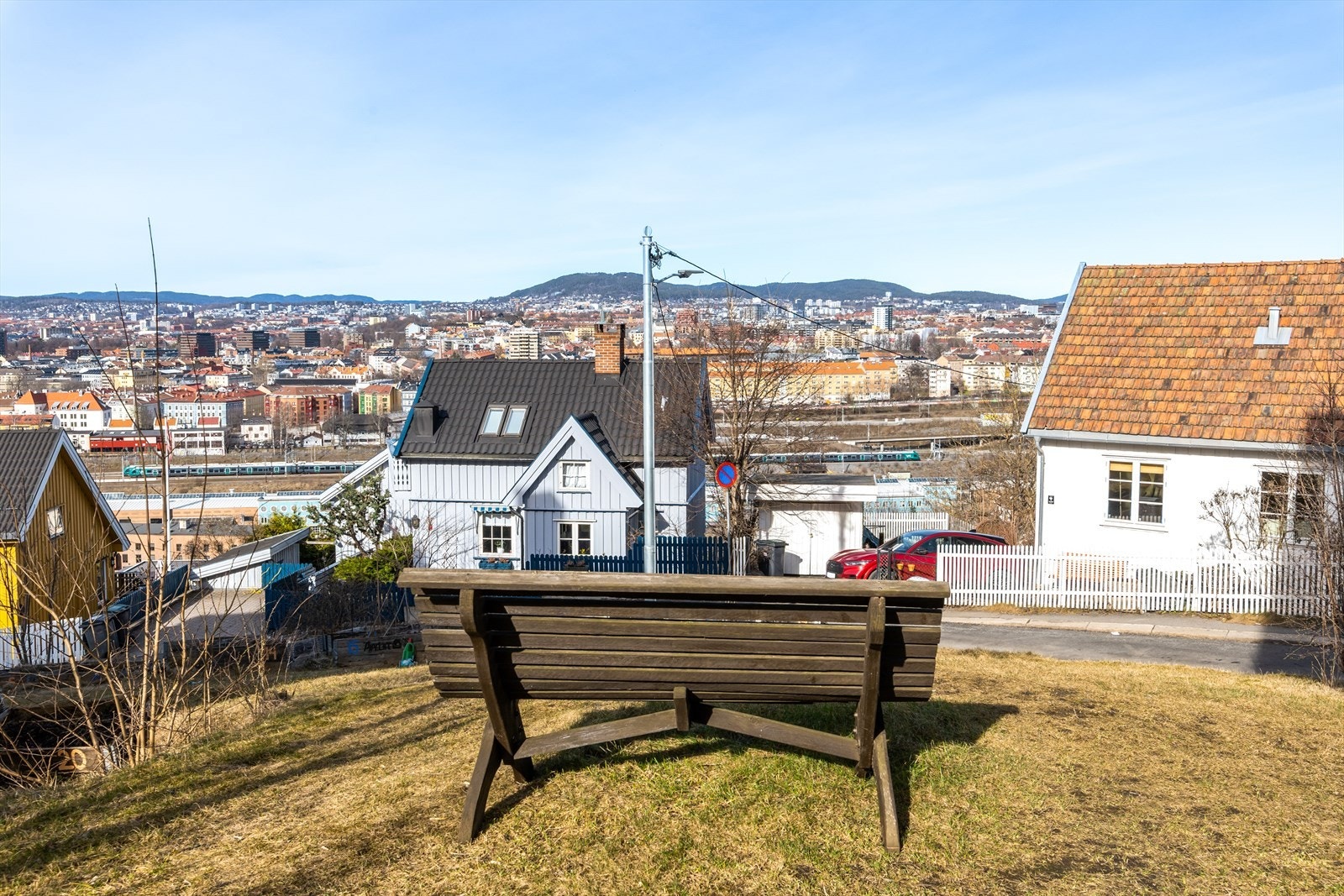 Sameiet har hyggelige fellesområder med bl.a. benk hvor du kan nyte utsikten utendørs. Galleribilde