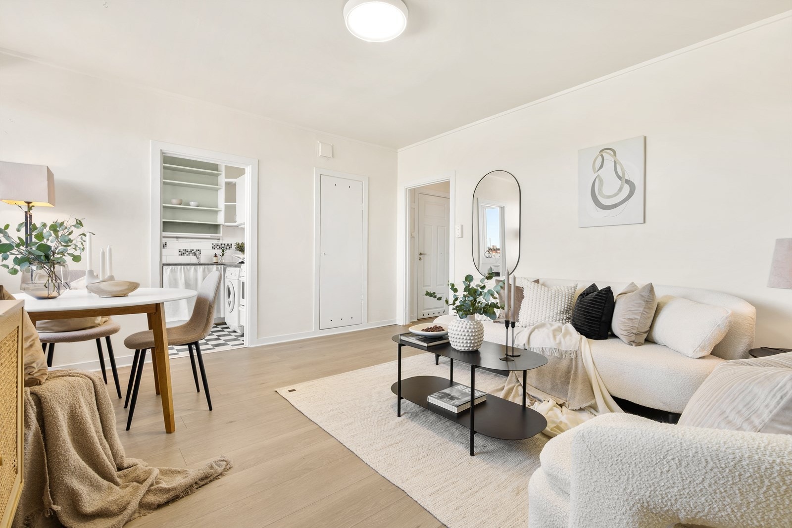 Lysmalt stue komplementert med 1-stavs laminatgulv som ble lagt i 2022. Galleribilde