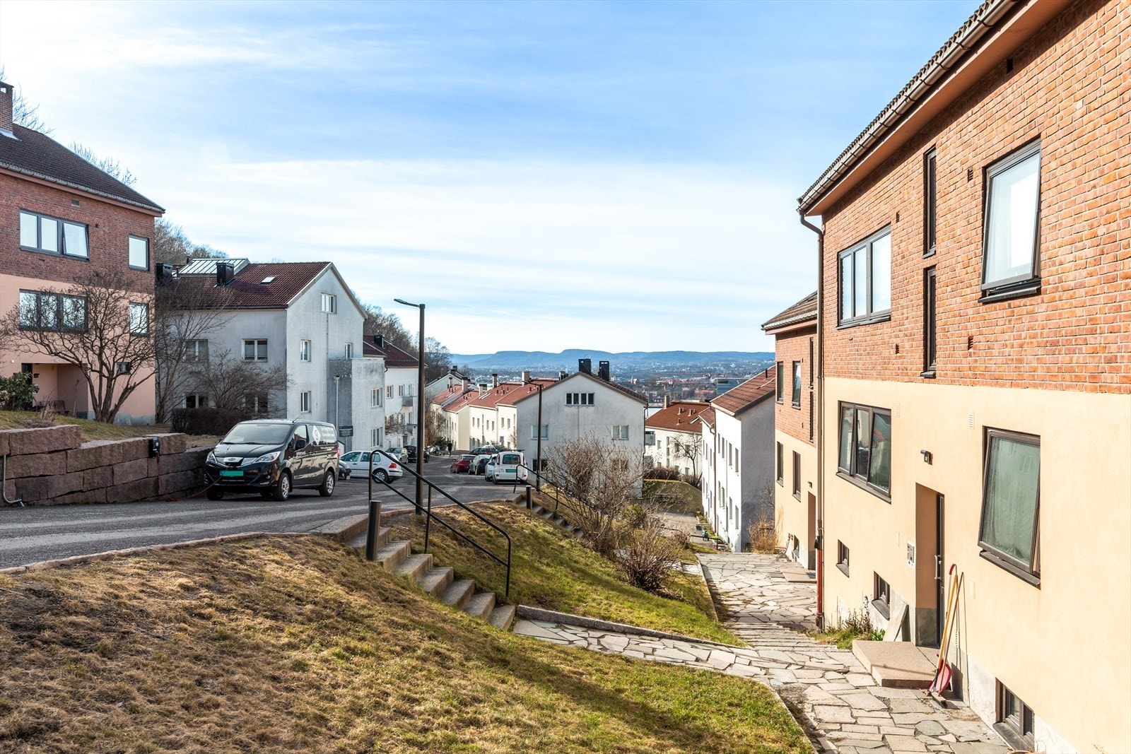Ekebergveien 33 ligger i et rolig område med kort gangavstand til Sørenga, Bjørvika og sentrum for øvrig. Galleribilde