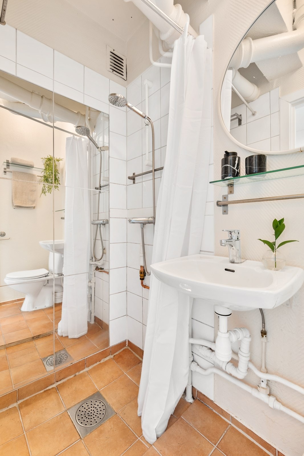 Eldre flislagt bad med behov for renovering. Galleribilde