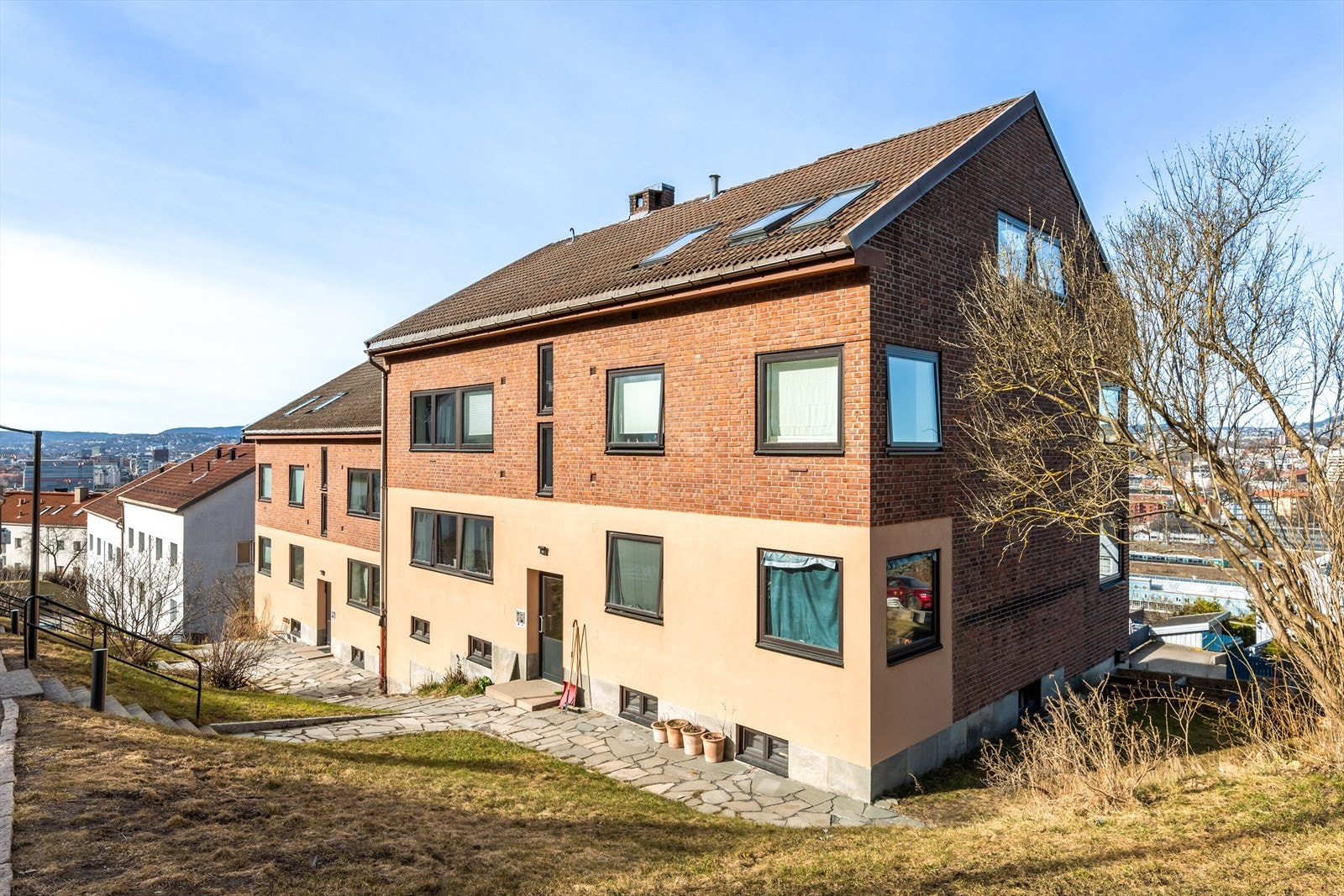 I 2024 ble det gjennomført omfattende arbeider på fasadene og utskiftning av vinduer på alle sameiets bygninger. Galleribilde