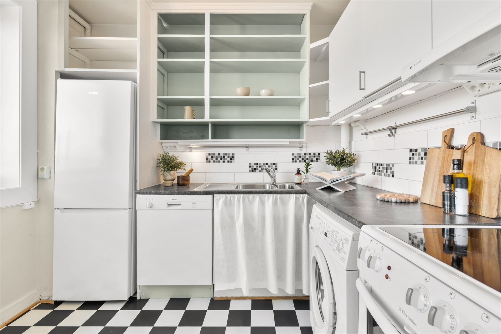 Praktisk og fullverdig kjøkken med eldre innredning. Det er opplegg for og plass til vaskemaskin på kjøkkenet. Galleribilde