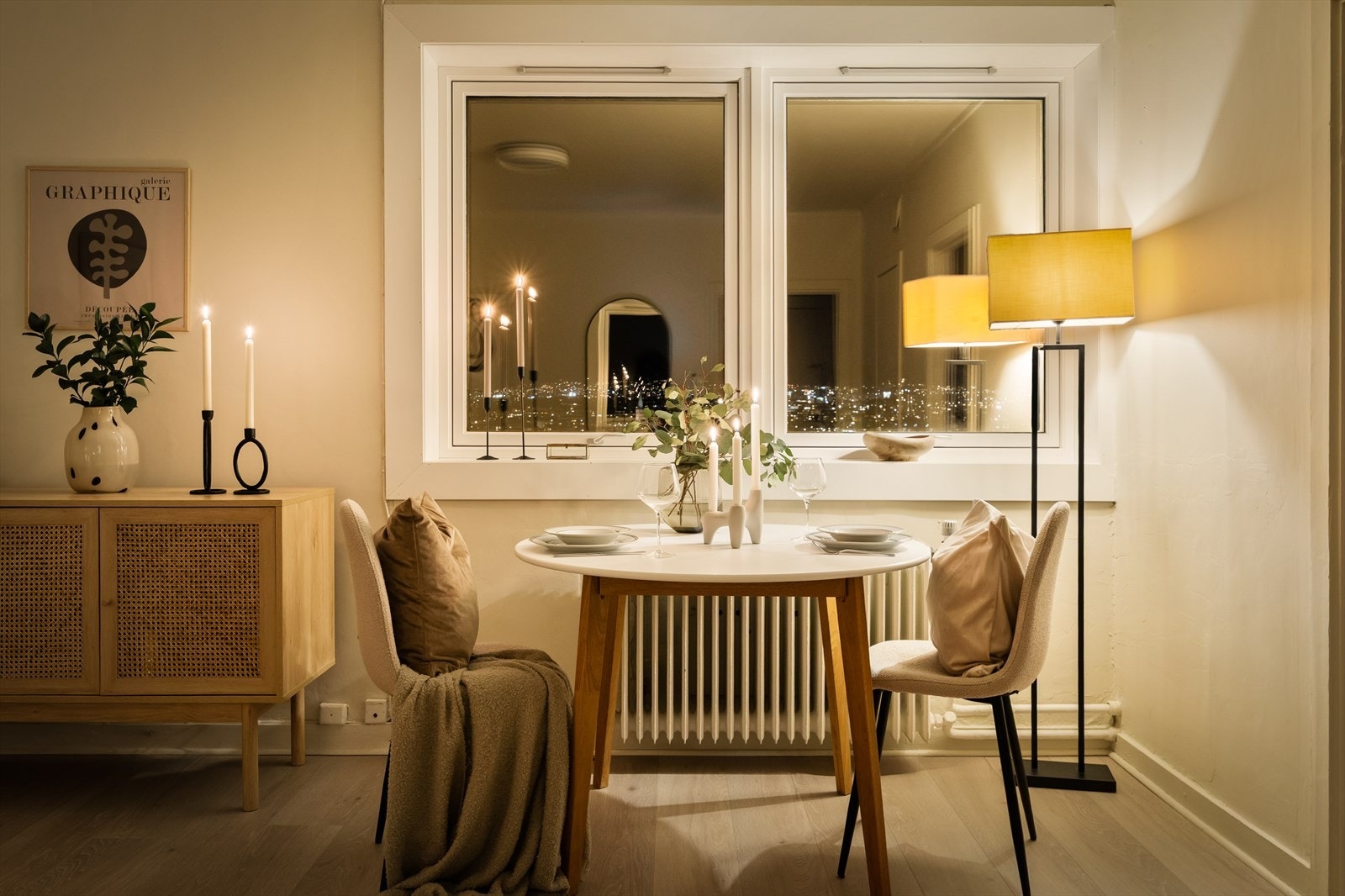 Med plass til spisebord ligger alt til rette for å invitere venner og familie til hyggelige måltider med fantastisk utsikt i bakgrunnen. Galleribilde