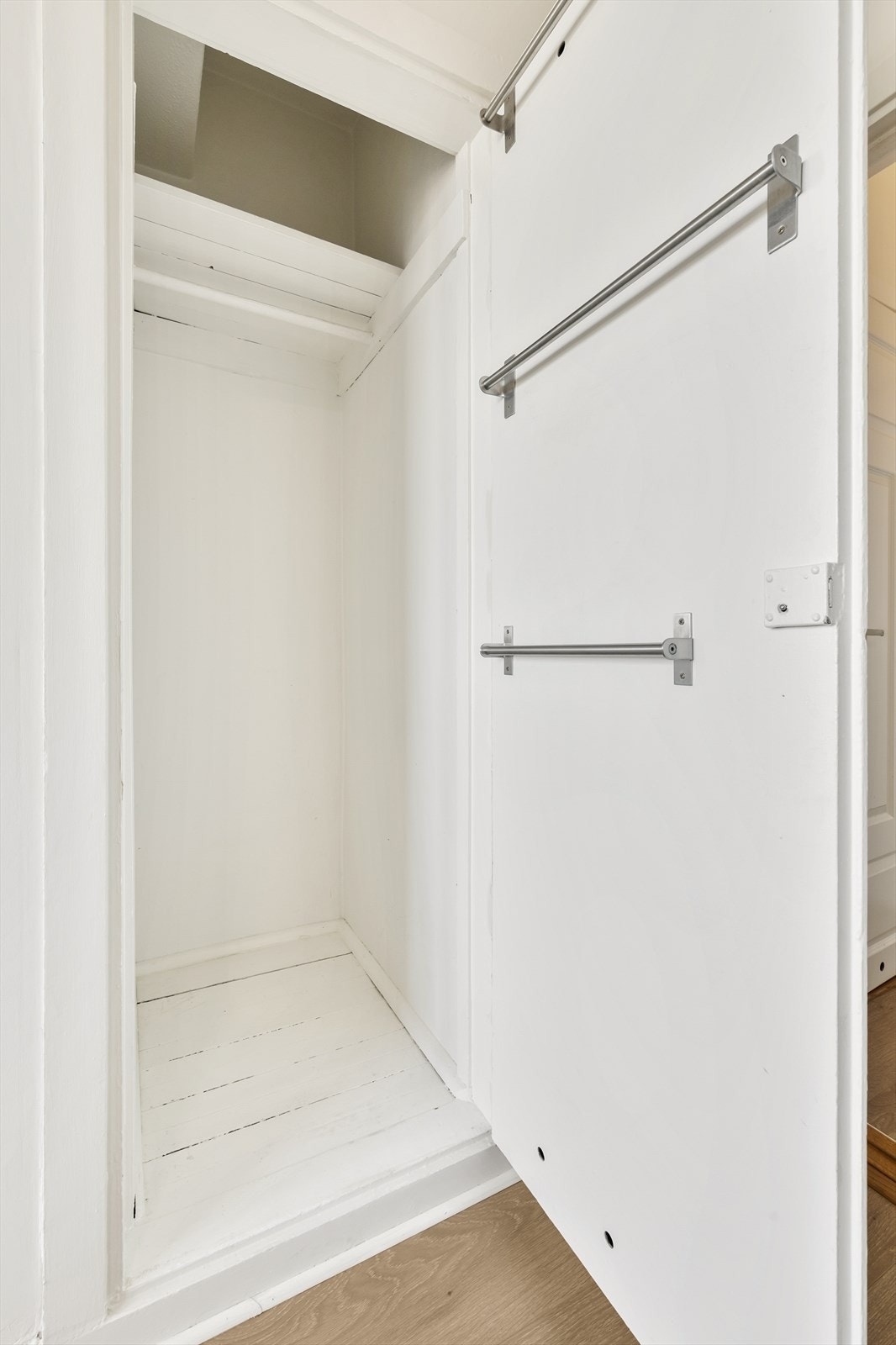 Praktisk kott for oppbevaring med tilgang fra stue. Galleribilde