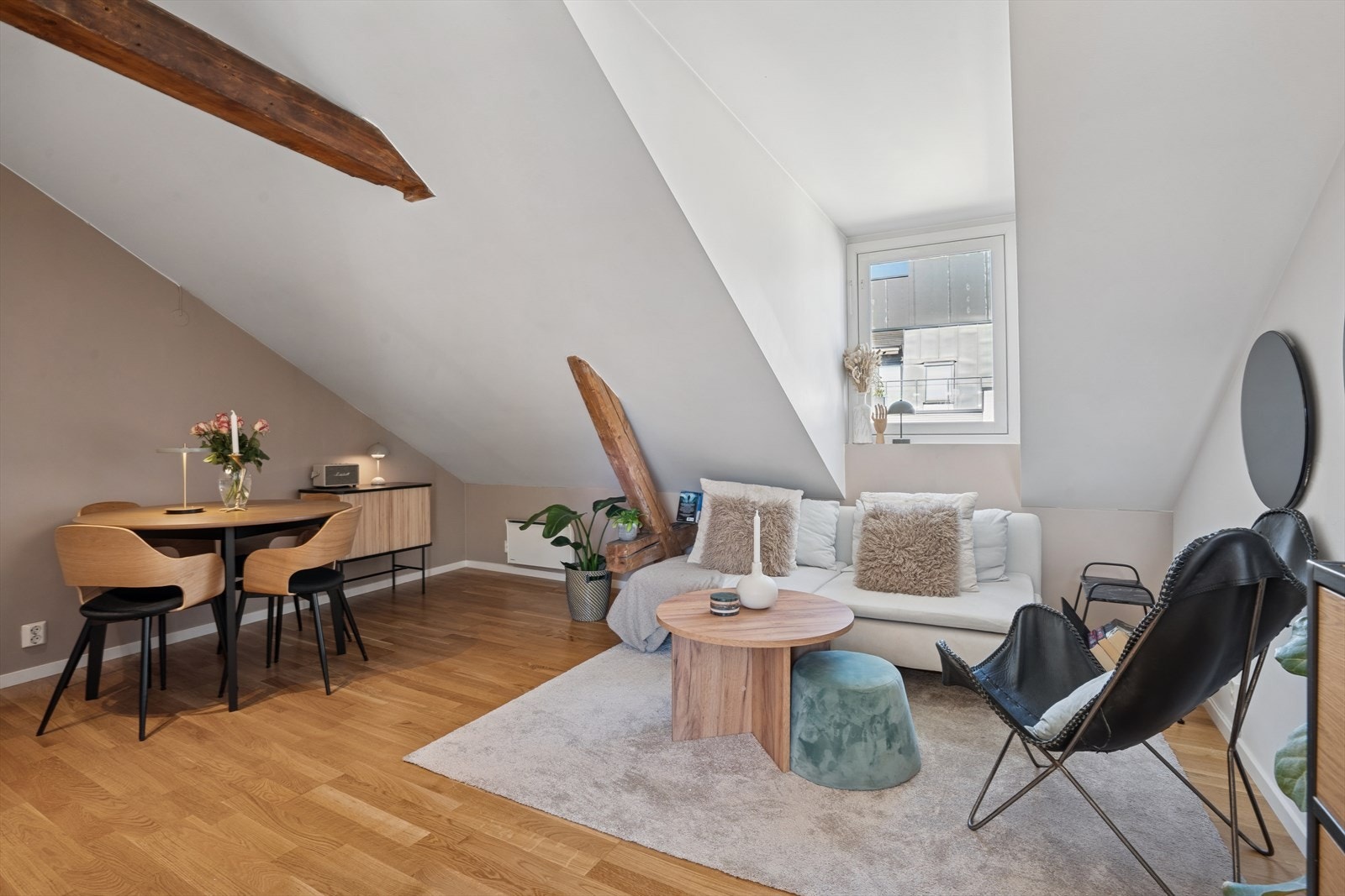 Loftsleiligheten byr på en gjennomgående god standard fra 2017. Galleribilde