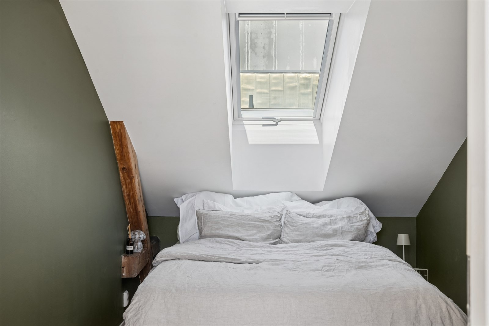 Veggene på soverommet ble i 2021 malt i en behagelig og avslappende grønnfarge. Galleribilde