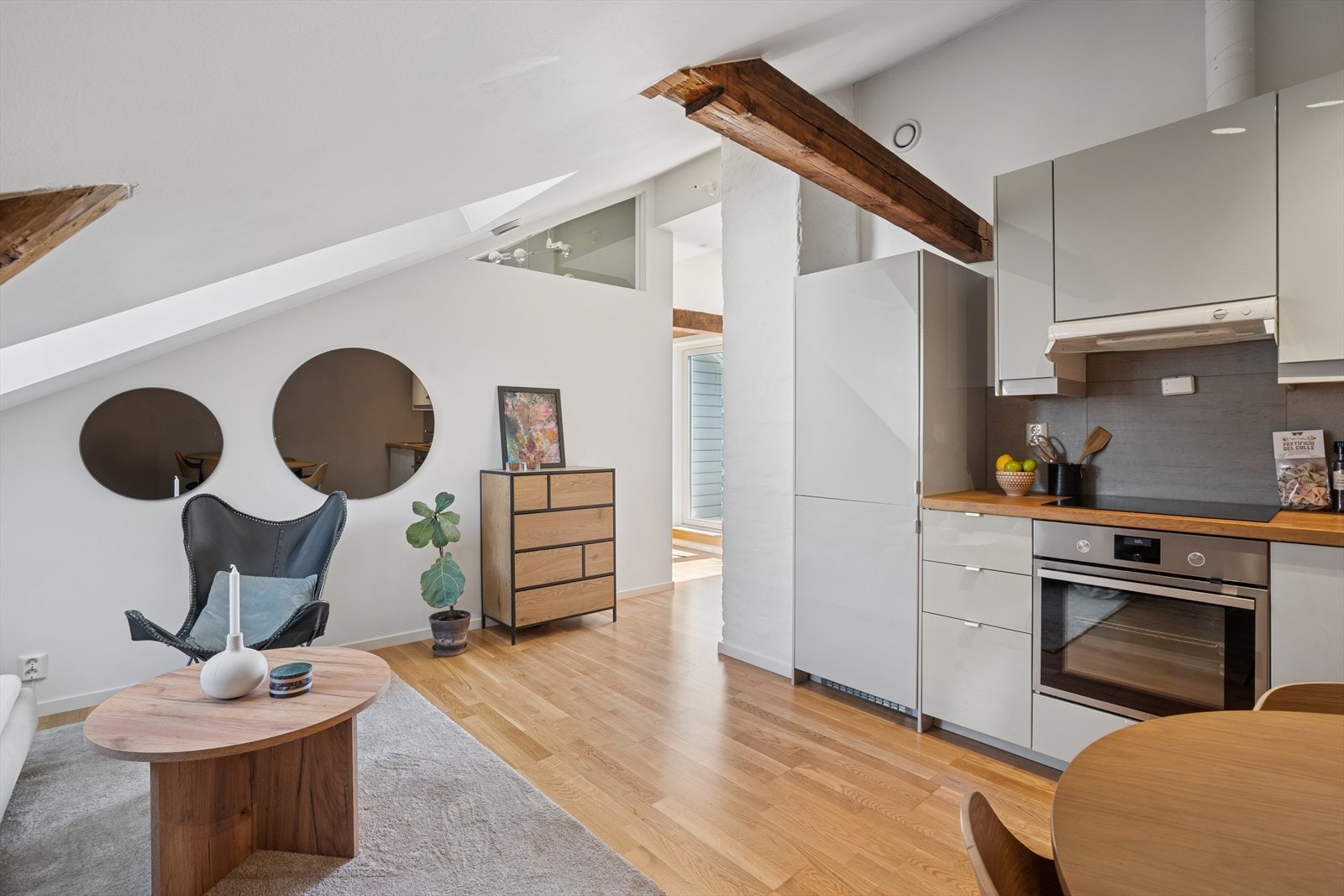 Innredningen består av glatte, laminerte flater og benkeplante i tre. Galleribilde