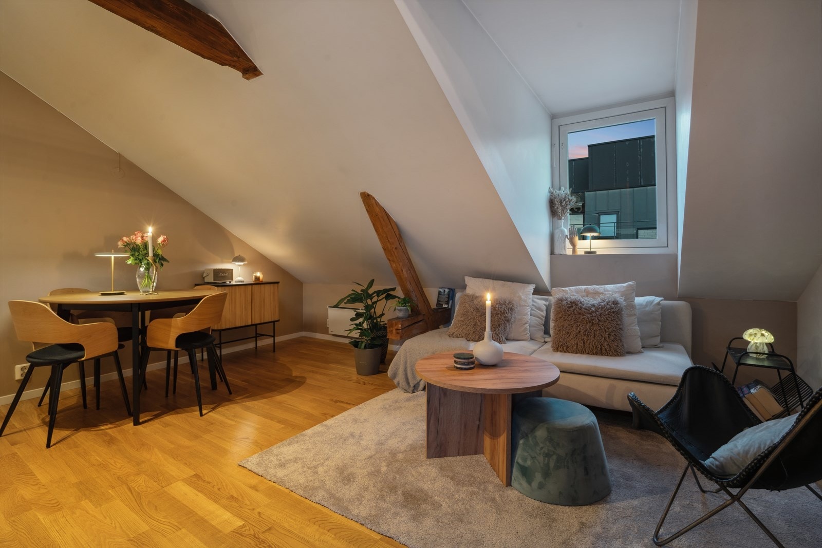 Den arealeffektive planløsningen gjør det lett å møblere etter ønske, og du kan enkelt dele opp rommet i soner. Galleribilde