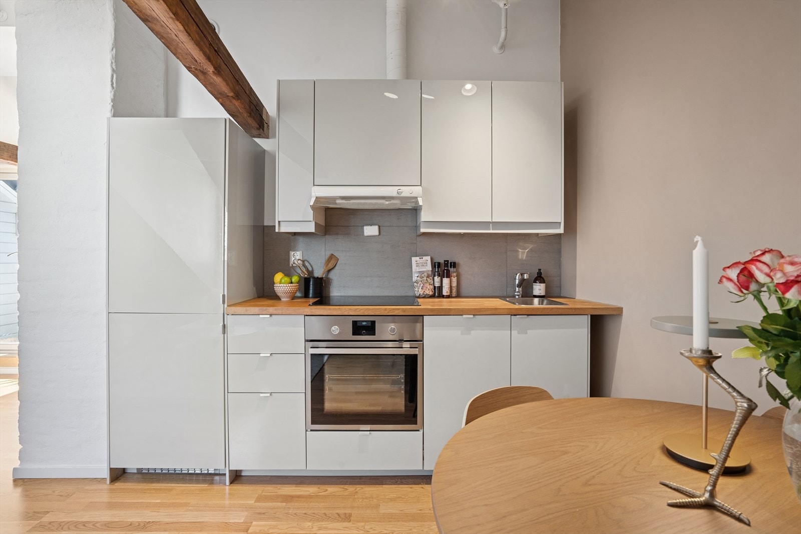 Kjøkkenet er utstyrt med ovn m/ integrert koketopp, integrert kjøleskap, oppvaskmaskin og oppvaskkum. Galleribilde