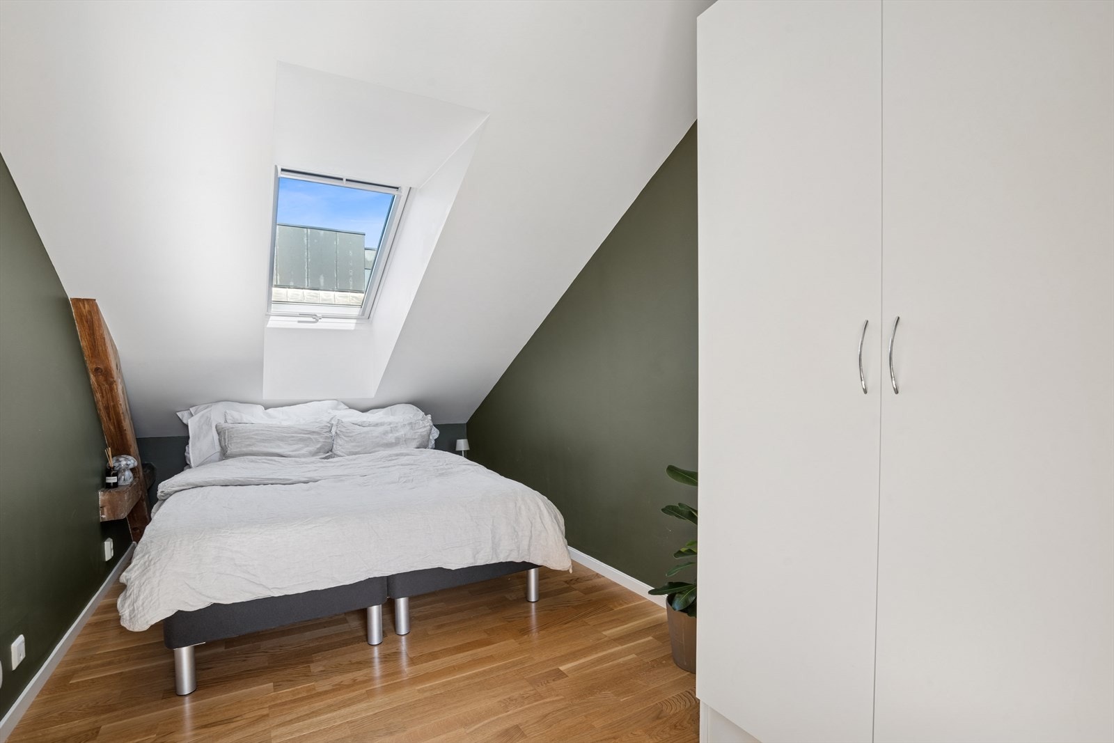 Her har du god plass til dobbeltseng, hvor du kan se på stjernene gjennom takvinduet. Garderobeskap følger med. Galleribilde