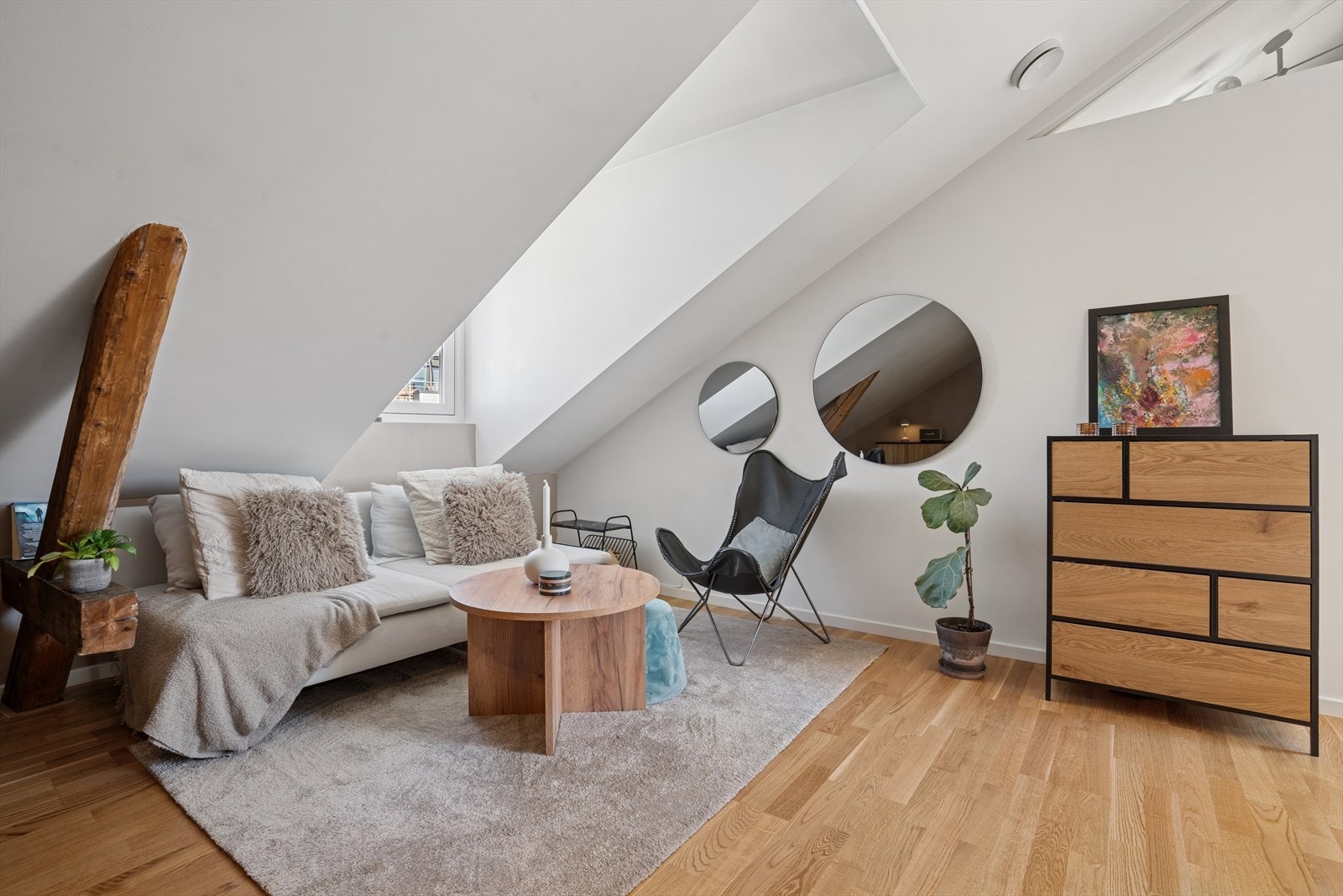 Leiligheten ligger i en klassisk bygård fra 1888, hvor loftet ble bygget ut i 2017. Galleribilde