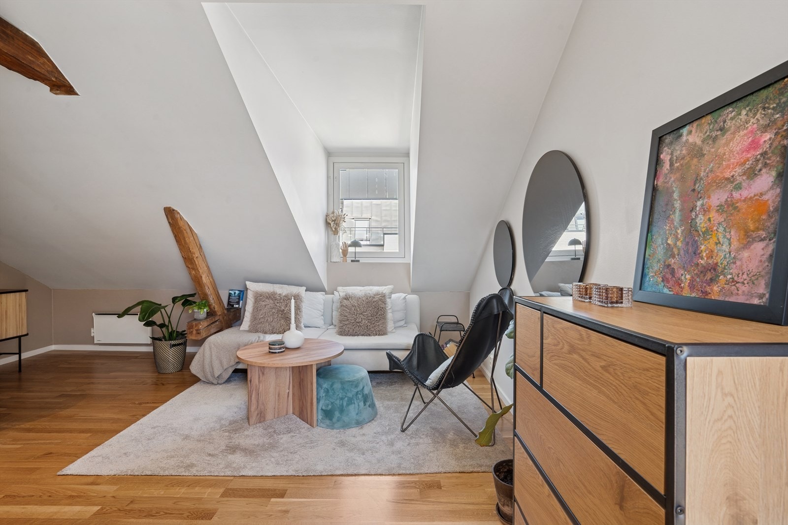 Veggflatene ble malt i 2021 i en behagelig lys farge og gulvflatene består av parkett. Galleribilde