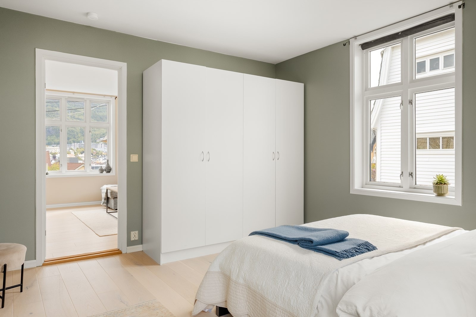 Soverommet i leiligheten er romslig og måler hele 14 kvm. Galleribilde