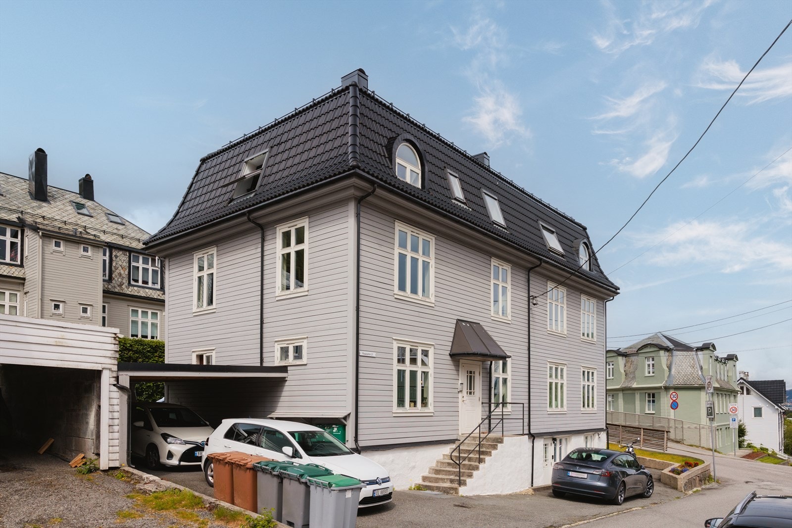 Sameiet disponerer 4 parkeringsplasser på felles tomt. Her gjelder "første mann til mølla" prinsippet. Galleribilde