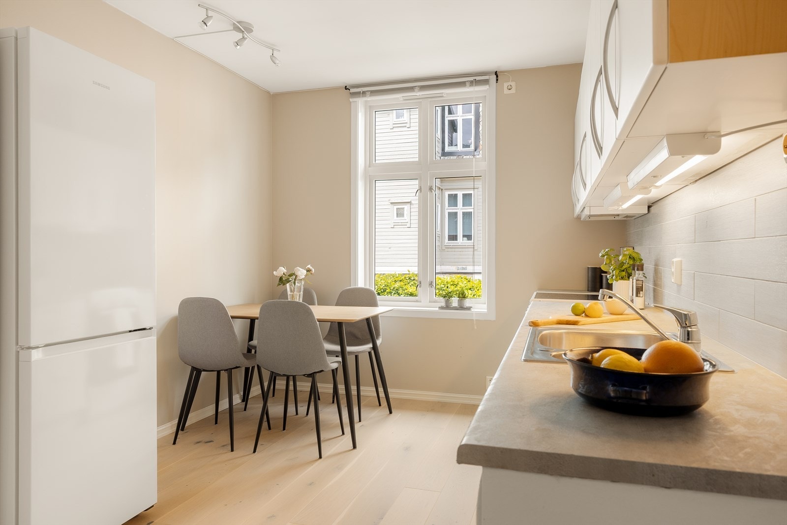 Rett ved stuen ligger kjøkkenet på 10,8 kvm, med god plass til en spisegruppe. Galleribilde