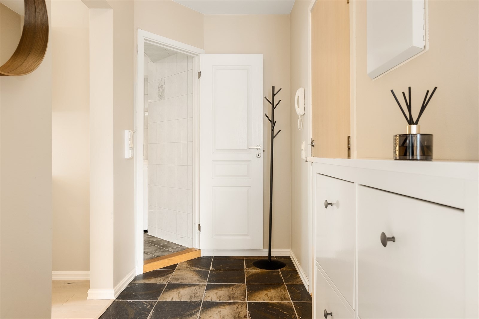 Fra hovedinngangen leder trappen deg opp til byggets 2. etasje. Innenfor inngangsdøren møtes du av en gang på 4 kvm med flislagt gulv og varmekabler. Her er det god plass til garderobeløsning, skohylle og knagger for oppheng. Galleribilde