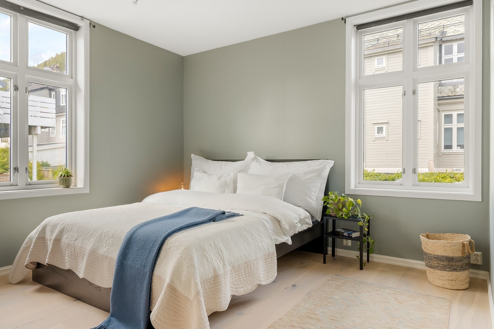 Store vindusflater sørger for rikelig med naturlig lys og bidrar til en lys og luftig atmosfære. Galleribilde