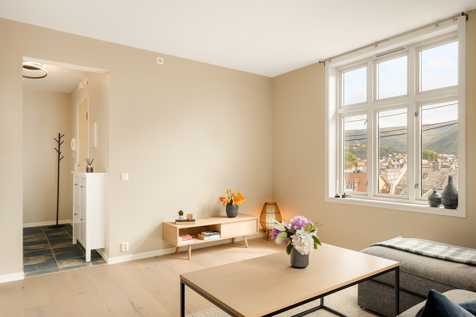 Stuen, som resten av leiligheten, er malt i moderne og tidsriktige farger. Galleribilde