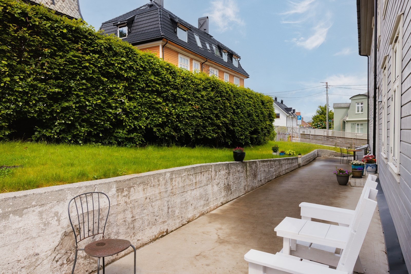 Hyggelig felles uteområde med blant annet en fellesgrill som beboerne kan benytte - et flott sted å nyte varme og solrike dager! Galleribilde