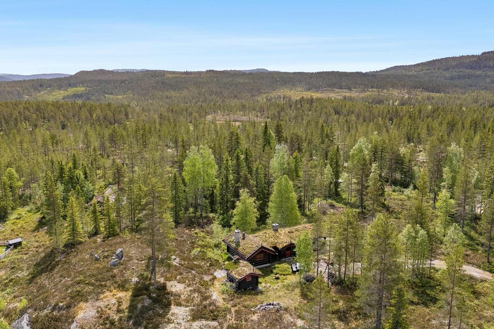 Hytta ligger ca. 1,5 times kjøring fra Drammen og ca. 1 times kjøring fra Kongsberg. Galleribilde