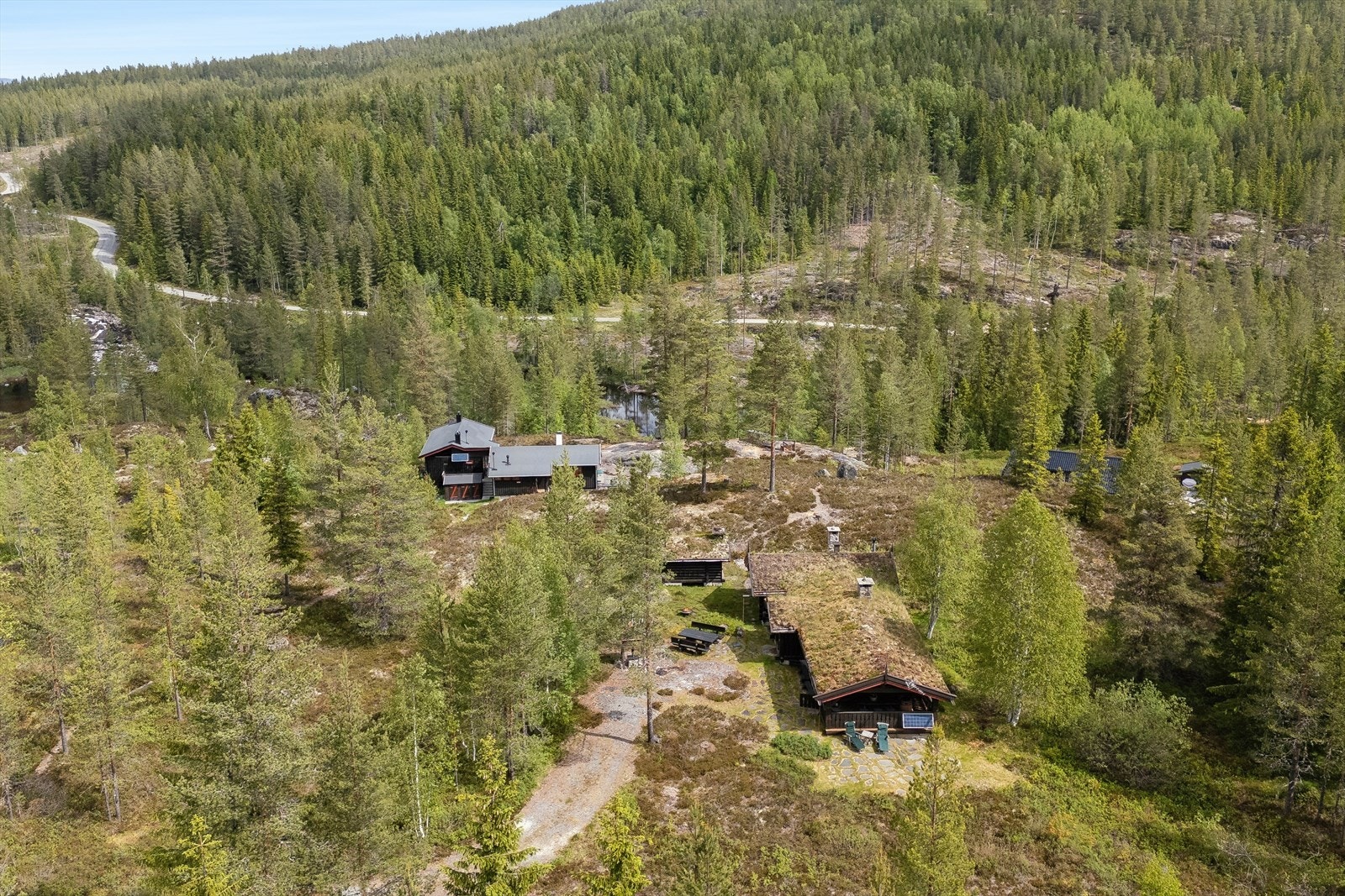 Dette er en sjarmerende fritidsbolig i Trillemarka som ligger i et lite hyttefelt ved Nyseter i Sigdal kommune. Galleribilde