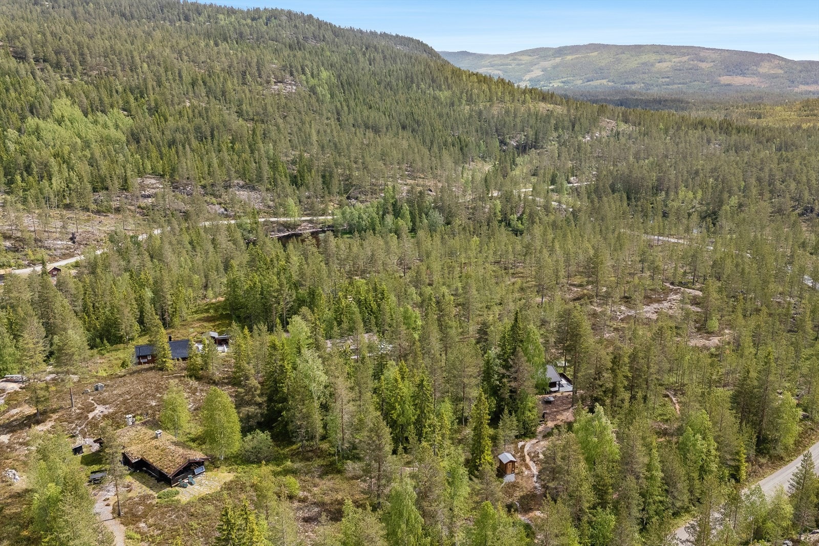 Ca. 20 minuttes kjøretur til Prestfoss sentrum med blant annet matbutikk, kafé, bank, frisør, hagesenter, interiørbutikk, byggevareforretning, maleforretning og hyttebutikk. Galleribilde