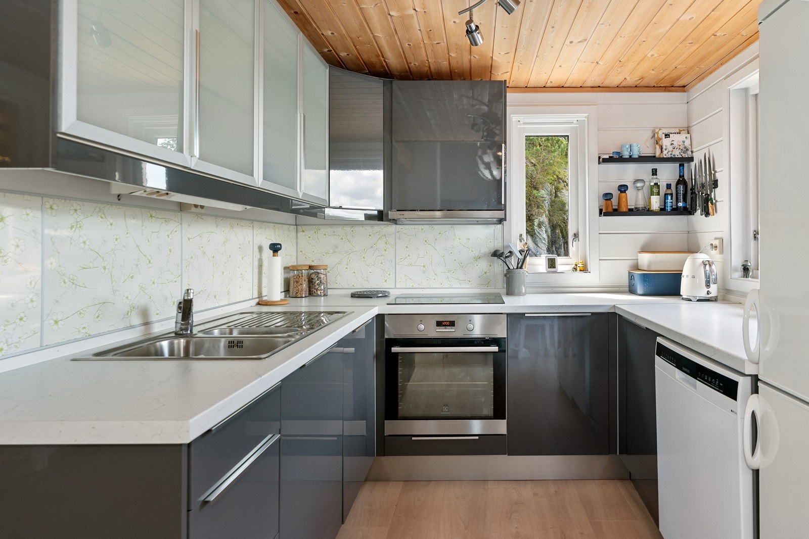 På kjøkkenet er det godt med skapplass og gode, lyse arbeidsplasser - innredet med oppvaskmaskin Galleribilde