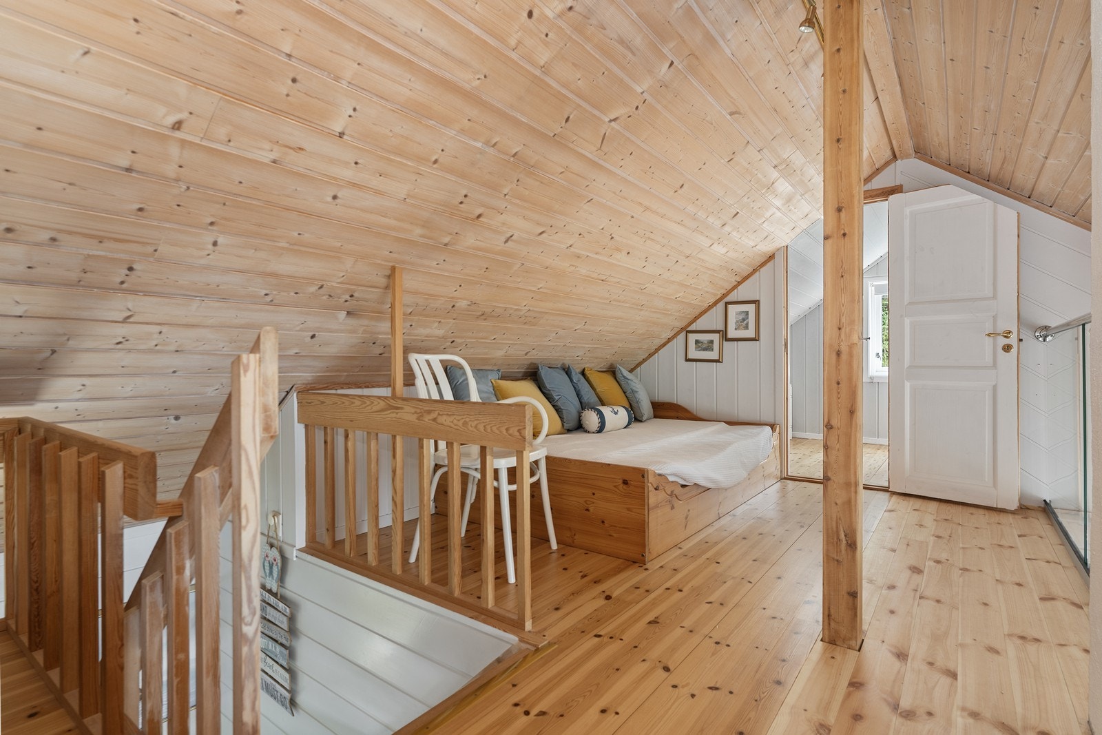 Mesaninen over stuen er innredet med en dobbelseng Galleribilde