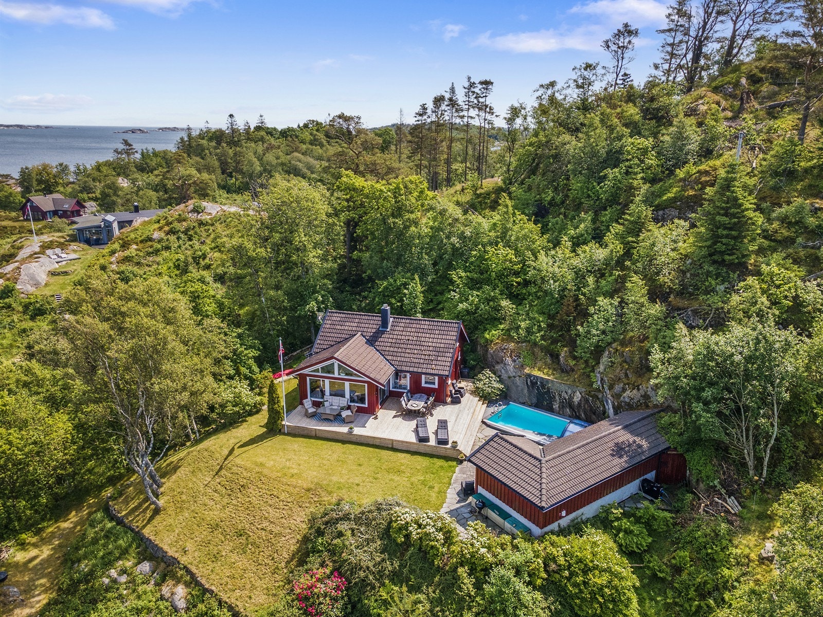 Velkommen til Langøy 10 - modernisert og velholdt hytte med basseng og stor brygge Galleribilde